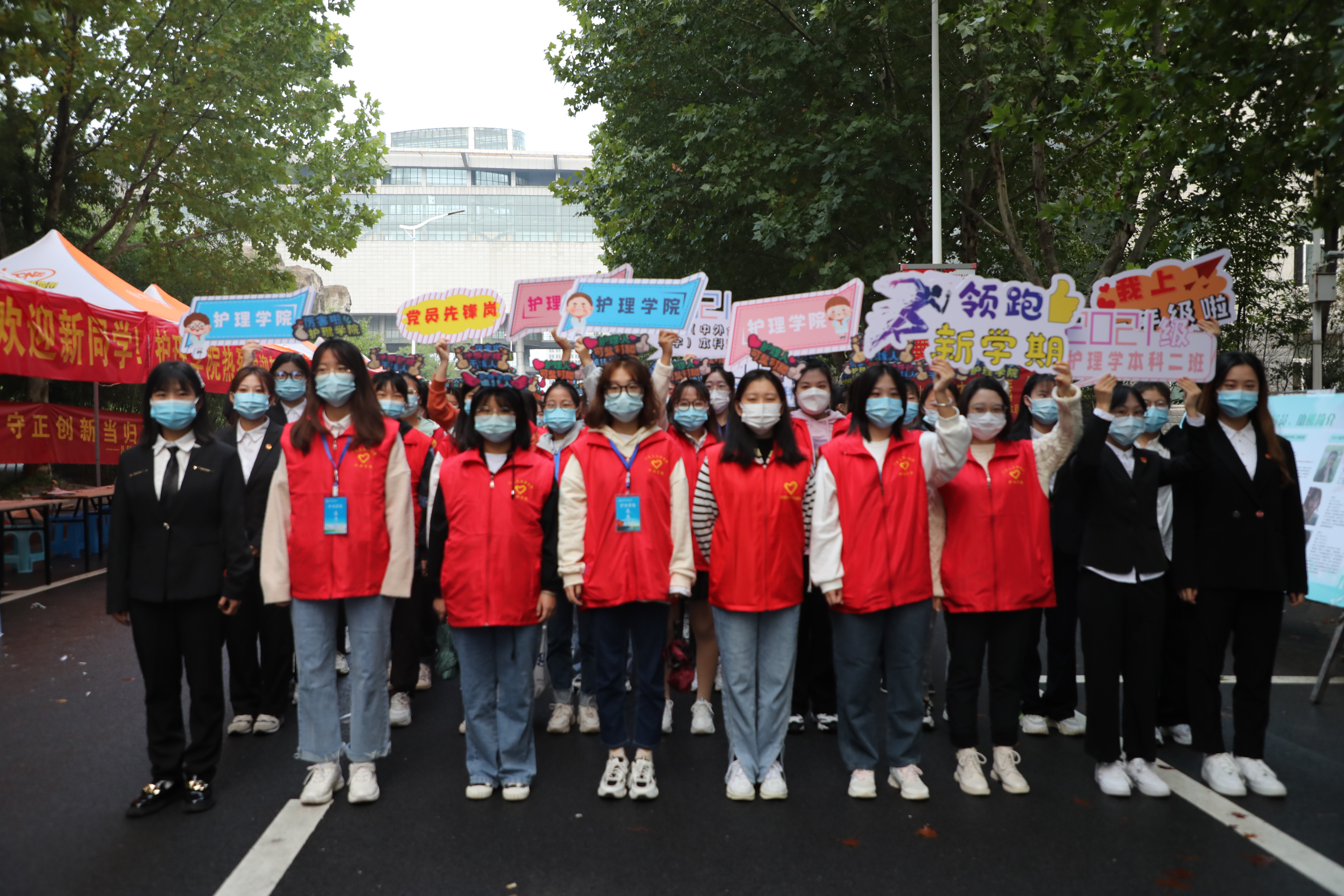 展示我院为新生定制的专属纪念品 本网讯(图/文陈思影)秋高气爽晓云开